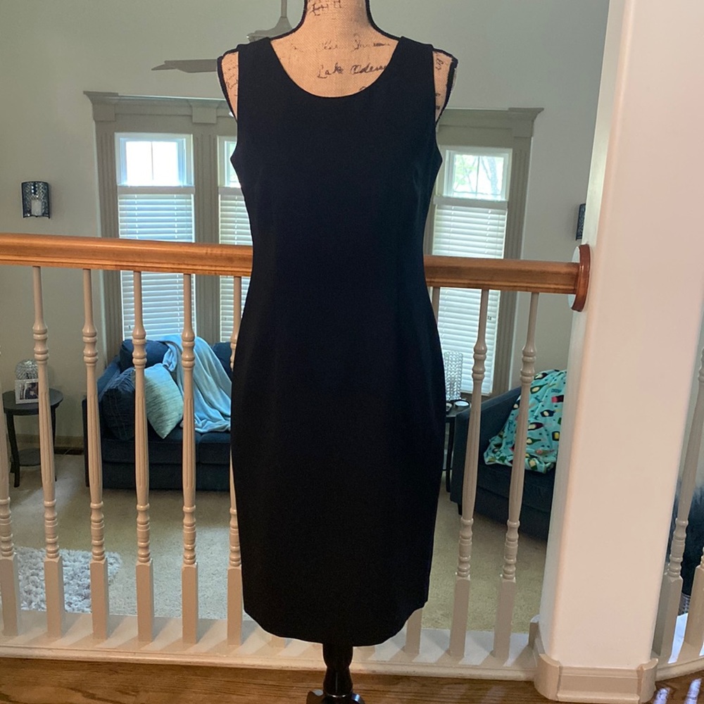 Black cocktail dress - size 6- worn one time to wedding- fitting and flattering!